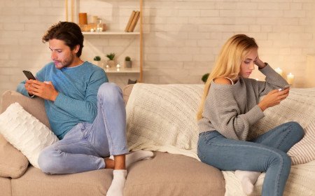 8 Signs: Your Partner Is Losing Interest In You